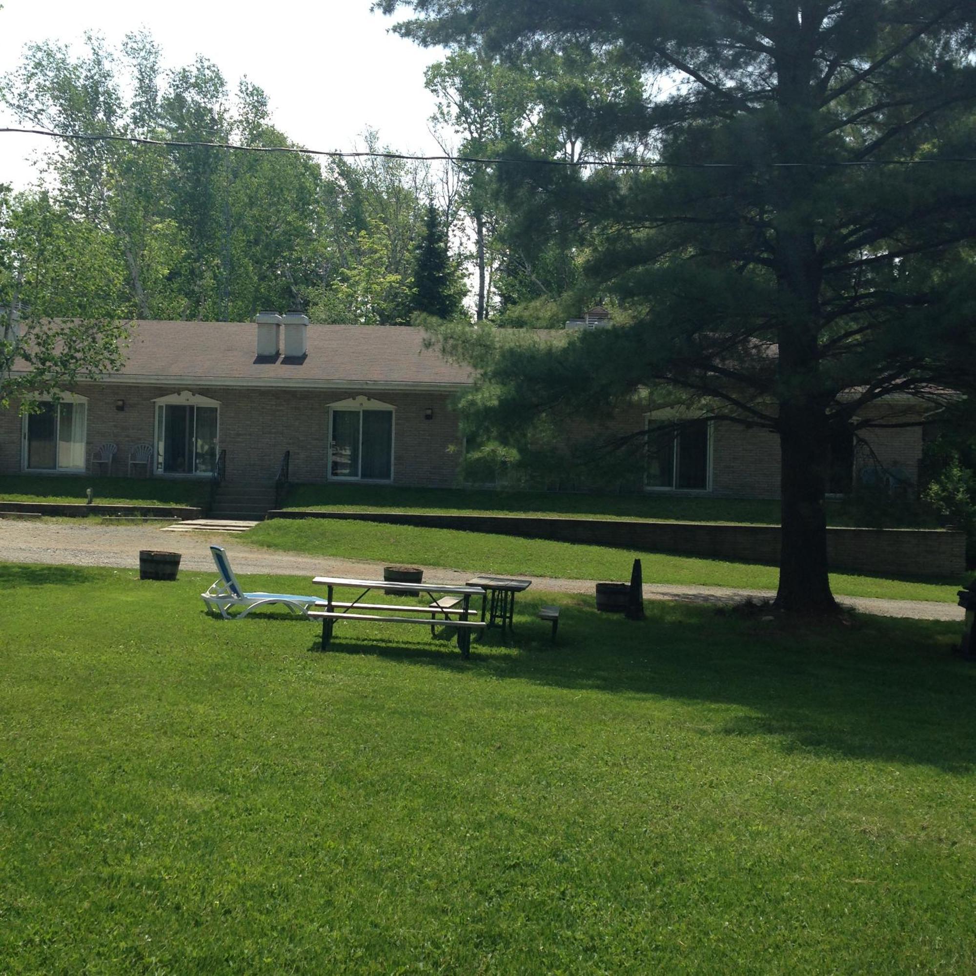 Colonial Bay Motel And Cottages Huntsville Exterior foto